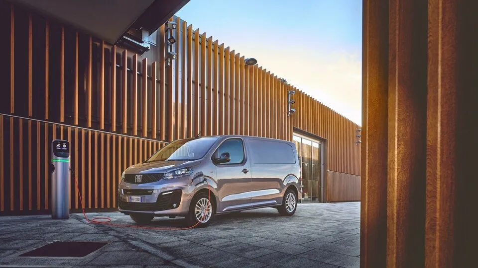 Auf Basis der PSA-Nutzfahrzeugplattform bietet Fiat einen eigenen Transporter unter dem Namen Scudo an.